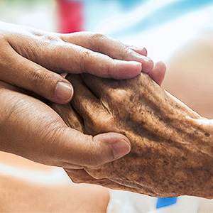 Hände als Zeichen von Trost und Palliativbegleitung.