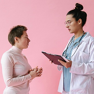 Beratungsgespräch zwischen Pflegekraft und Angehöriger zu Fragen der häuslichen Pflege.