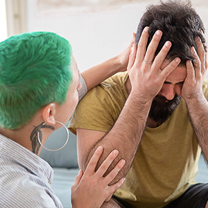 Pflegekraft tröstet Patient in schwieriger Situation.